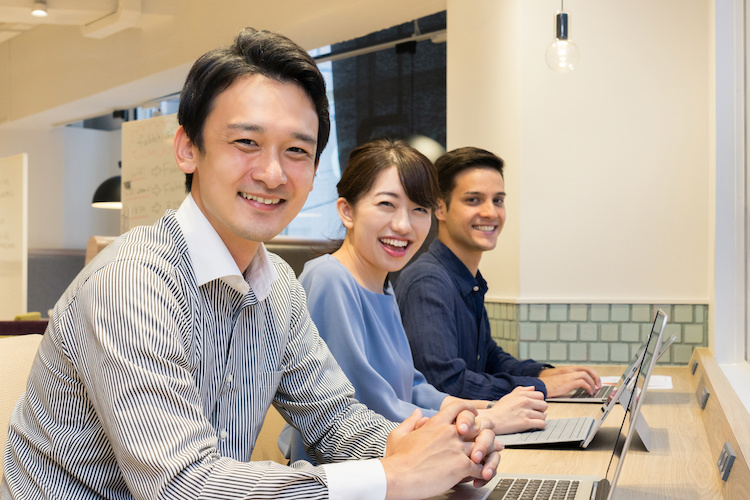 Point1.外国人の就職・転職市場に精通したエージェントからのアドバイスが受けられる。